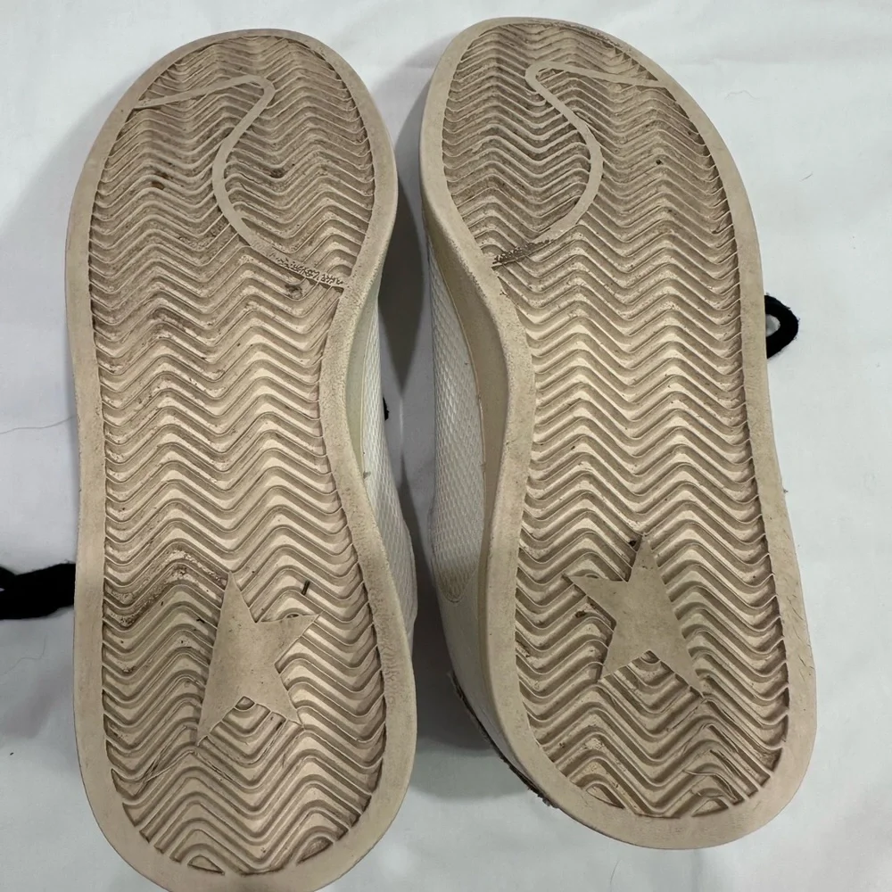 Sporty chic versatile white and gold snake print sneakers black star size 6